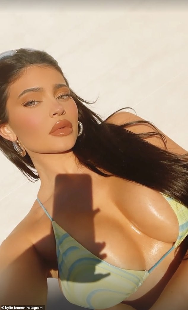 Female billionaire Kylie Jenner shows off her 'fiery' curves in bikini photo 3