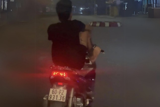 Dieu khien xe may bang chan bi cong an moi uong tra