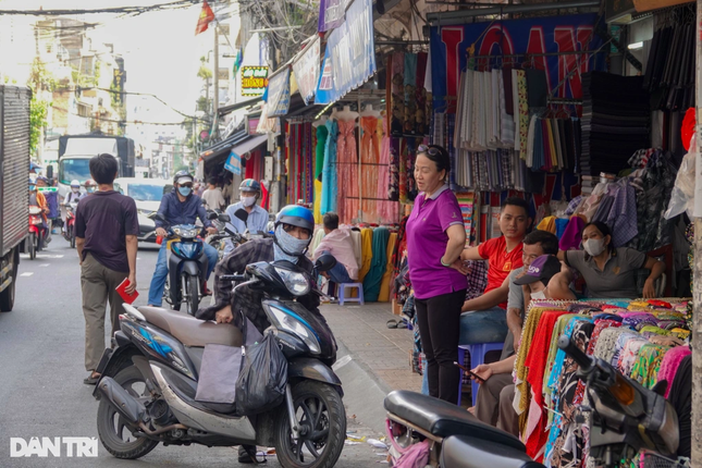 Tiểu thương chợ vải lớn nhất TPHCM 'khóc thét' vì vừa bán hàng vừa đá bóng ảnh 4