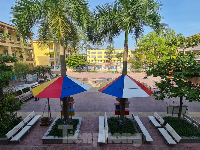 Học sinh tiểu học đội nắng ở cổng trường: Sẽ mở cổng trường cả trong giờ nghỉ trưa ảnh 1