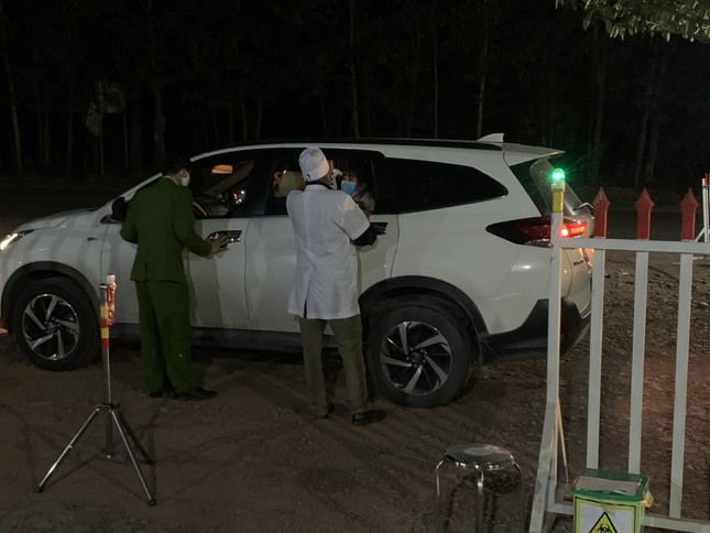 Quảng Ninh trắng đêm căng mình chống dịch ảnh 7