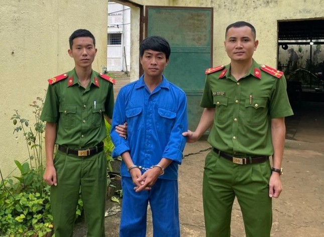 Bắt đối tượng lừa tiền làm hồ sơ xin trợ cấp của người dân bị ảnh hưởng bởi thiên tai ảnh 1