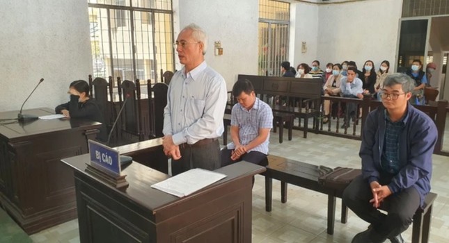 Cựu hiệu trưởng ở Đắk Lắk lập khống hồ sơ để bù tiền quà lễ, Tết ảnh 1