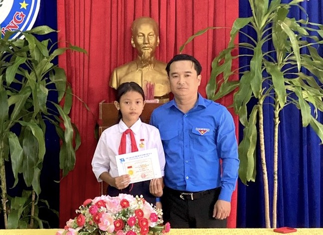 Bé gái 10 tuổi cứu 3 em nhỏ đuối nước được nhận Huy hiệu 'Tuổi trẻ dũng cảm' ảnh 1