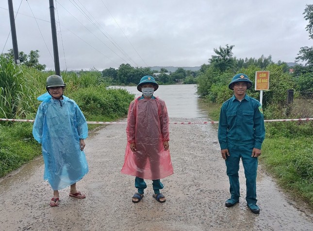 Hơn 500 hộ dân bị cô lập do mưa lớn nhiều ngày ảnh 3