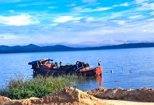 Cận cảnh 'cát tặc' lộng hành trên sông Sê San ảnh 3