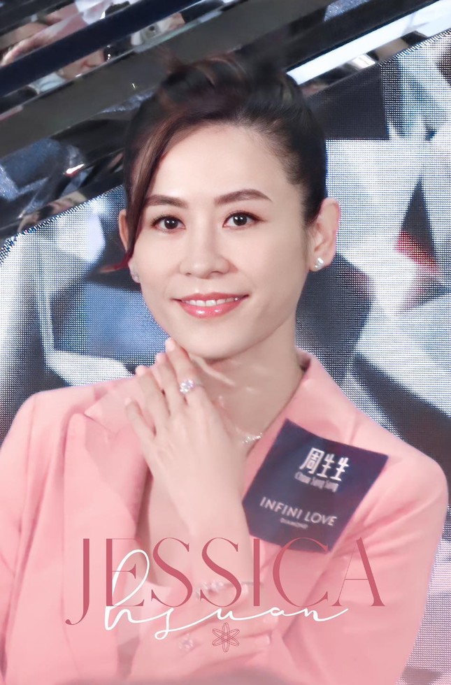 Tuyên Huyên sống độc thân, giàu có ở tuổi 53 ảnh 4
