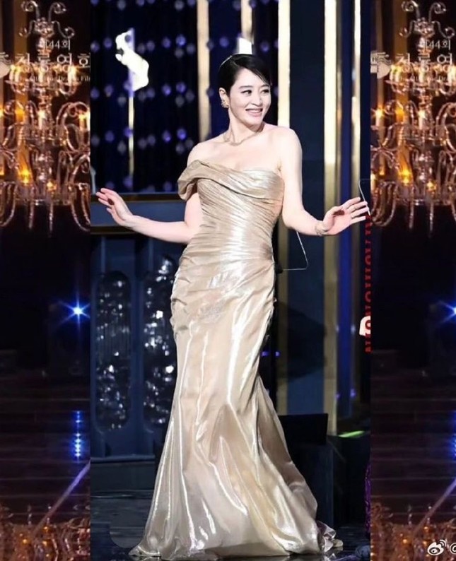 Không ai vượt qua được sự nóng bỏng của Kim Hye Soo dù ở tuổi 53 ảnh 3