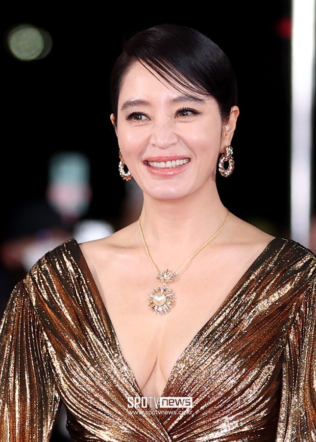 Không ai vượt qua được sự nóng bỏng của Kim Hye Soo dù ở tuổi 53 ảnh 2