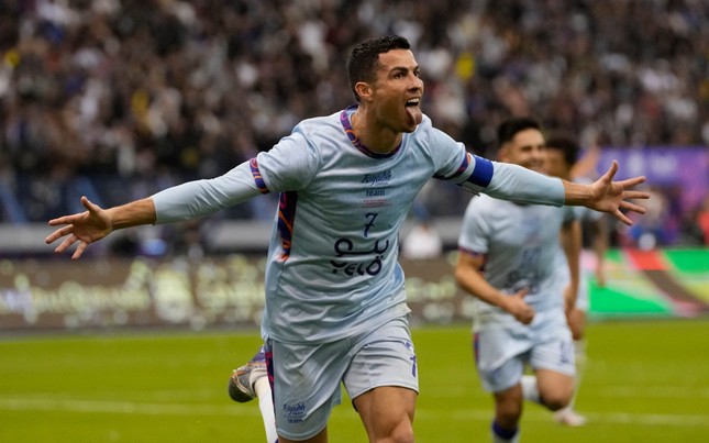 Ronaldo y Messi compiten para brillar en un partido lluvioso en Arabia Saudita foto 1