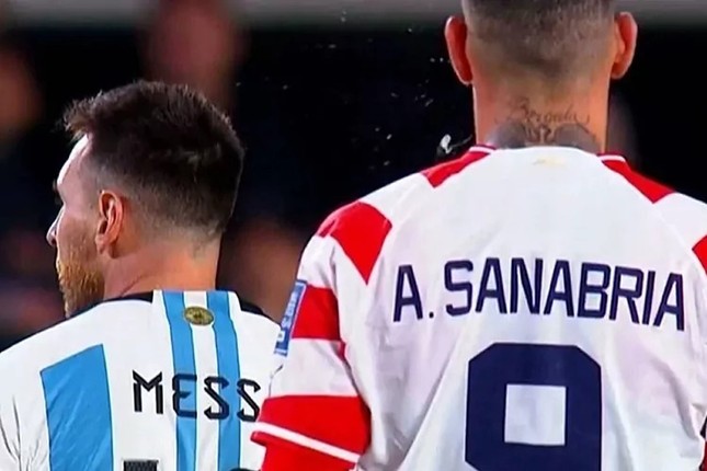 Controversy over Messi being 'sprayed' on the back by former Barca player photo 2