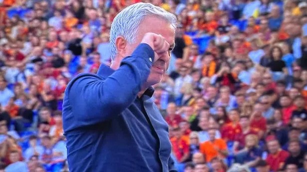Nghi vấn Mourinho cố tình dính thẻ đỏ để tránh mặt Inter ảnh 1