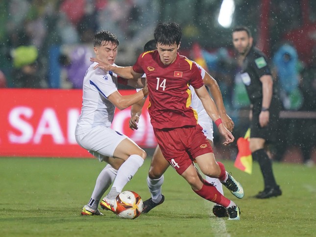 Giá vé xem ĐT Việt Nam đấu Philippines ở vòng loại World Cup 2026 rẻ không ngờ ảnh 1