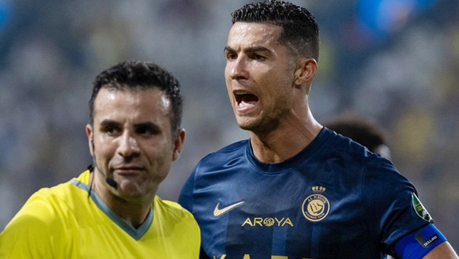 Chịu quyết định bất lợi, Ronaldo đòi thay cả trọng tài ảnh 1