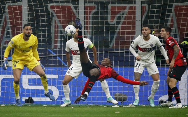 Leao lập siêu phẩm xe đạp chổng ngược, Milan ngược dòng hạ PSG ảnh 1