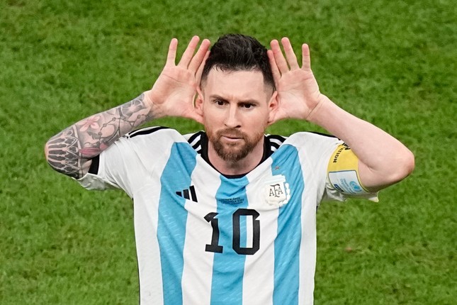 Messi hối hận vì ăn mừng trêu tức Van Gaal ảnh 1