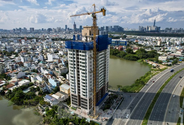 TPHCM cắt ngọn chung cư xây trái phép ảnh 1