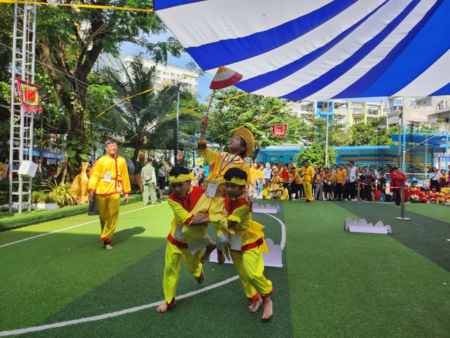 Học sinh TPHCM thích thú khi hoá thân thành nữ tướng cưỡi voi đánh trận ảnh 2