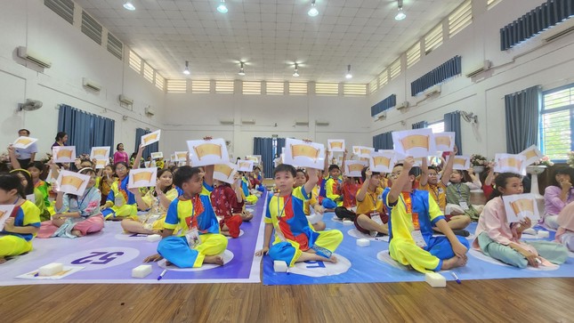 Học sinh TPHCM thích thú khi hoá thân thành nữ tướng cưỡi voi đánh trận ảnh 3