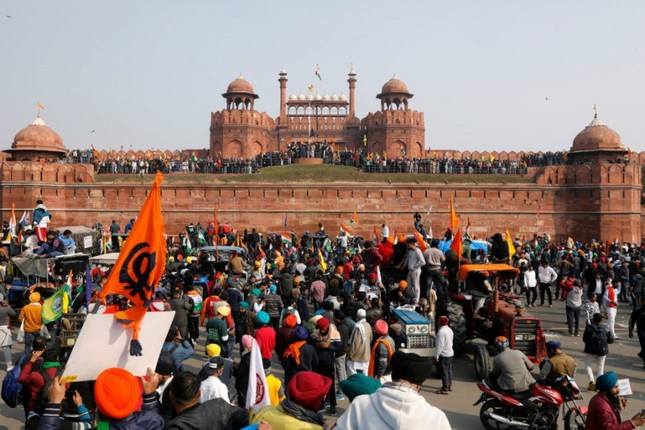 Hàng chục nghìn nông dân Ấn Độ lái máy cày biểu tình rầm rộ ở Thủ đô Delhi ảnh 1