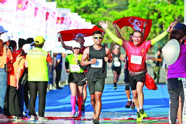 Những Forrest Gump ở Tiền Phong Marathon ảnh 2