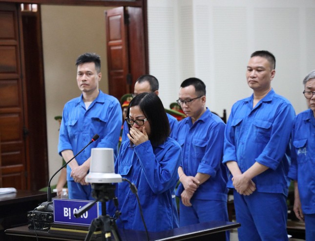 Nguyên Trưởng bộ phận thư ký tài chính AIC bật khóc tại tòa ảnh 1