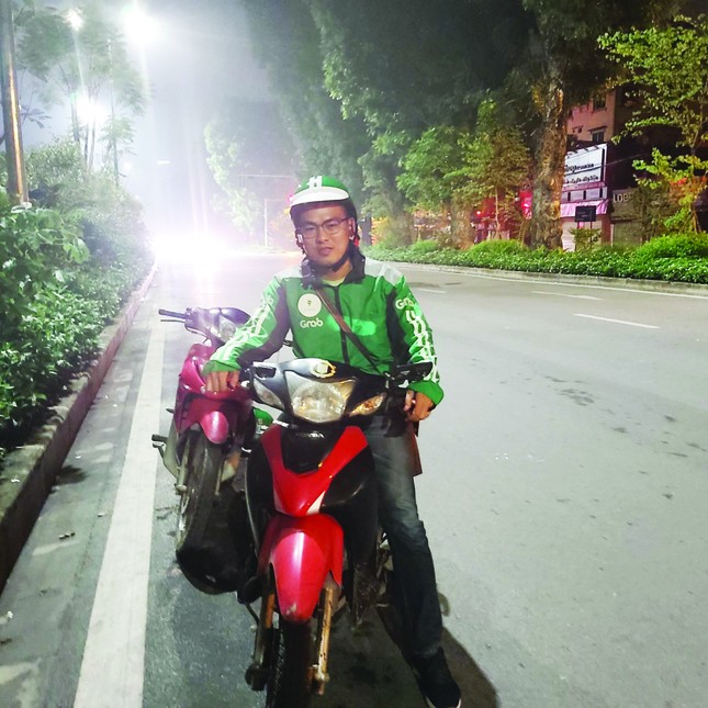 Khi phóng viên chạy xe ôm, khoan cắt bê tông ảnh 1
