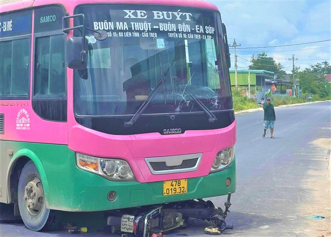 Bị cuốn vào gầm xe buýt, hai vợ chồng thương vong ảnh 1