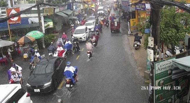 Mưa lớn giờ tan tầm, người dân TPHCM chật vật lội nước về nhà ảnh 3