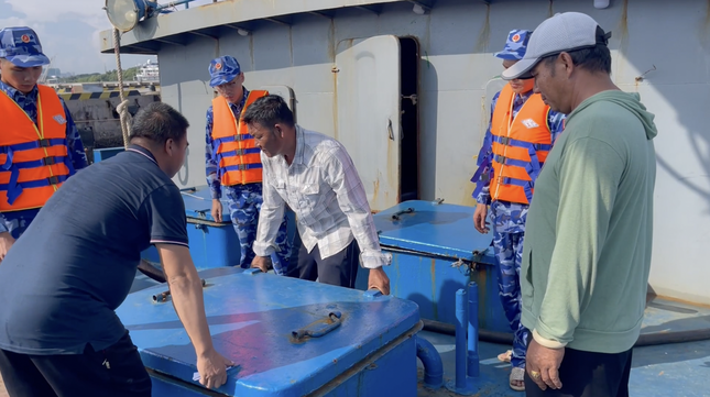 Cảnh sát biển liên tiếp phát hiện tàu chở dầu DO không rõ nguồn gốc ảnh 1