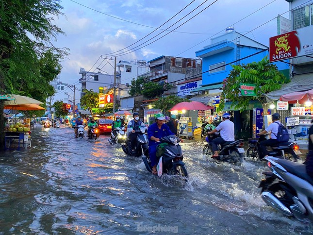 TPHCM đón đỉnh triều cường cao nhất, vượt năm ngoái 10cm ảnh 1