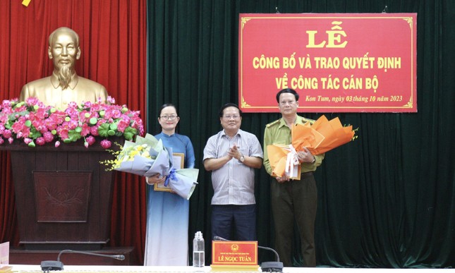 Chủ tịch UBND tỉnh Kon Tum trao Quyết định về công tác cán bộ ảnh 1