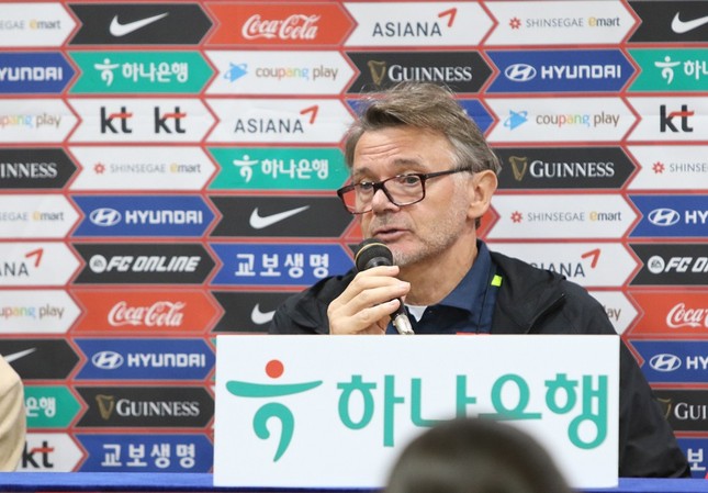 HLV Troussier: Tuyển Việt Nam lẽ ra phải ghi 2-3 bàn vào lưới Hàn Quốc ảnh 1