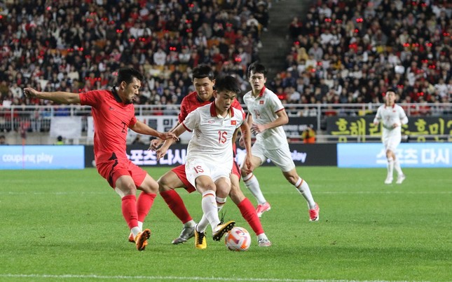 Thua liểng xiểng, tuyển Việt Nam vẫn tăng bậc trên bảng xếp hạng FIFA ảnh 1