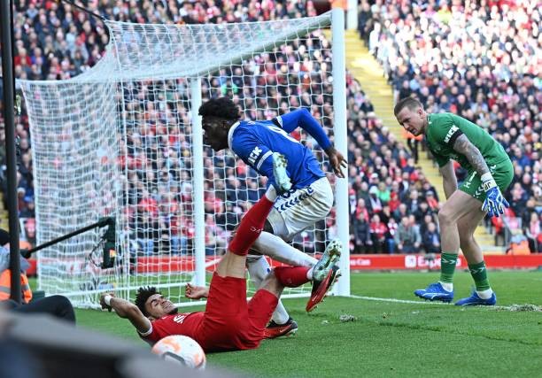 Cú đúp của Salah mang lại chiến thắng cho Liverpool trong đại chiến vùng Merseyside ảnh 7