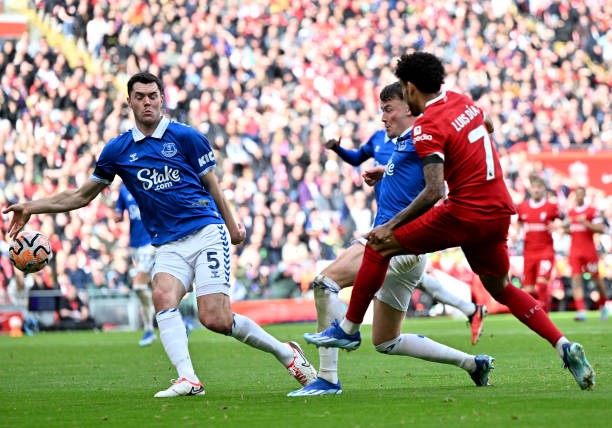 Cú đúp của Salah mang lại chiến thắng cho Liverpool trong đại chiến vùng Merseyside ảnh 6