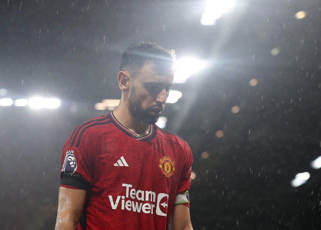 Huyền thoại MU kêu gọi HLV Ten Hag tước băng đội trưởng của Bruno Fernandes ảnh 1