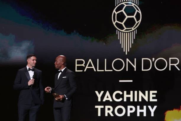 Martinez bị la ó khi nhận giải thủ môn xuất sắc nhất tại lễ trao giải Quả bóng vàng 2023 ảnh 1