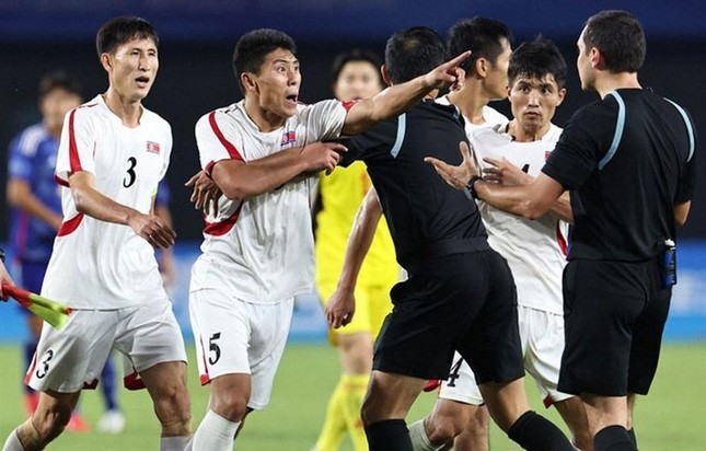 Trọng tài bị cầu thủ Triều Tiên dọa đánh bắt chính trận Philippines vs Việt Nam ảnh 1
