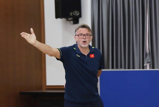 HLV Troussier thúc giục tuyển thủ Việt Nam: ‘Phải luôn sẵn sàng, thích nghi để vươn tầm châu Á’ ảnh 1