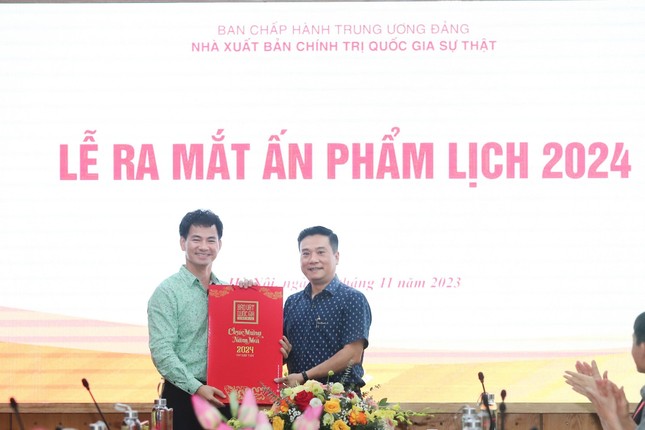 Bộ lịch đặc biệt có bản chép tay 'Truyện Kiều' của hoàng gia triều Nguyễn ảnh 3