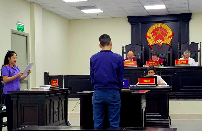 Cộng tác viên môi giới mua bán ô tô giả chữ ký chủ xe, lừa tiền của khách ảnh 1