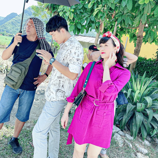 Vân Dung chia sẻ hình ảnh hóm hỉnh hậu trường phim ‘Hướng Dương Ngược Nắng’ ảnh 5