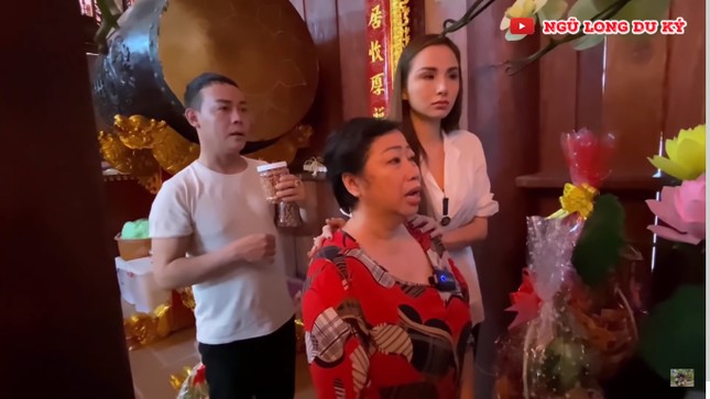 Phi Phụng bật khóc, nói lời xin lỗi khi đến viếng 100 ngày mất NS Chí Tài ảnh 1
