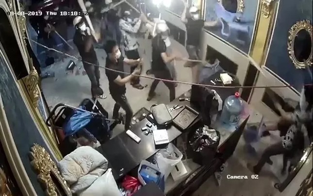 Bắt kẻ cầm đầu nhóm giang hồ đập phá nhà hàng ở quận 1 ảnh 2