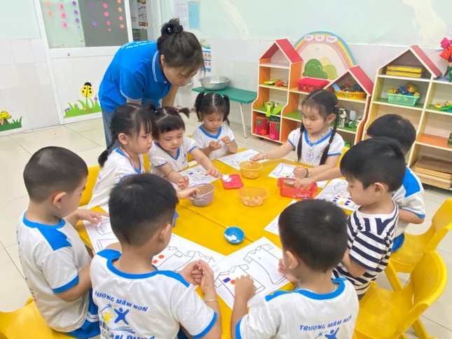TPHCM: Nhiều giáo viên phải bán hàng online, làm gia sư ảnh 1