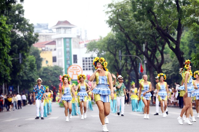 Có nên mạo hiểm đón khách quốc tế? ảnh 2