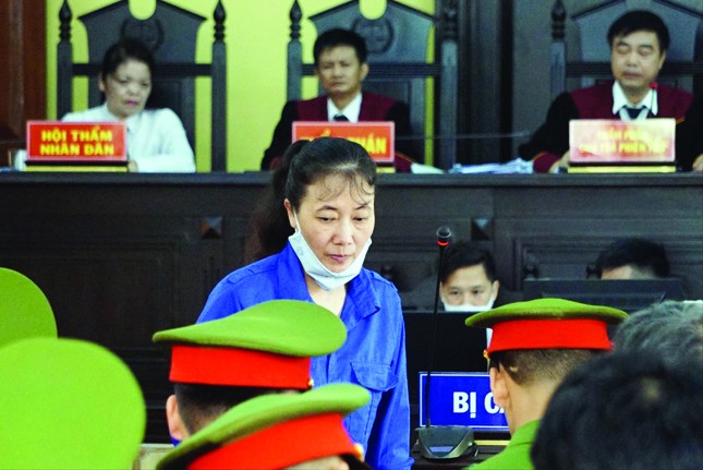Xét xử gian lận điểm thi ở Sơn La: Phó giám đốc Sở giáo dục tranh cãi gay gắt với cấp dưới ảnh 2