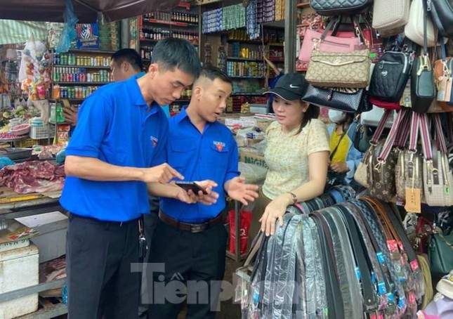 Đoàn thanh niên Đắk Lắk tích cực hỗ trợ người dân chuyển đổi số ảnh 1