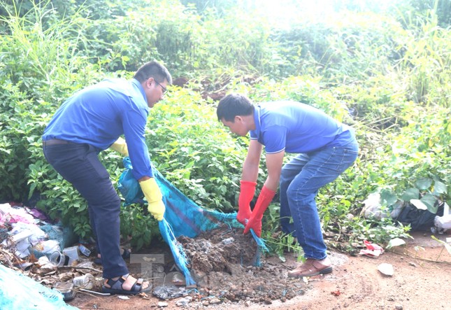 Đoàn thanh niên biến tụ điểm rác thành tuyến đường cây xanh ảnh 1